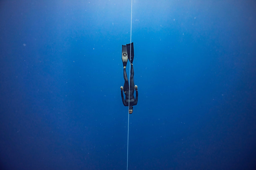 Freediver descending the line, wearing a pair of Alchemy V3-30 in black