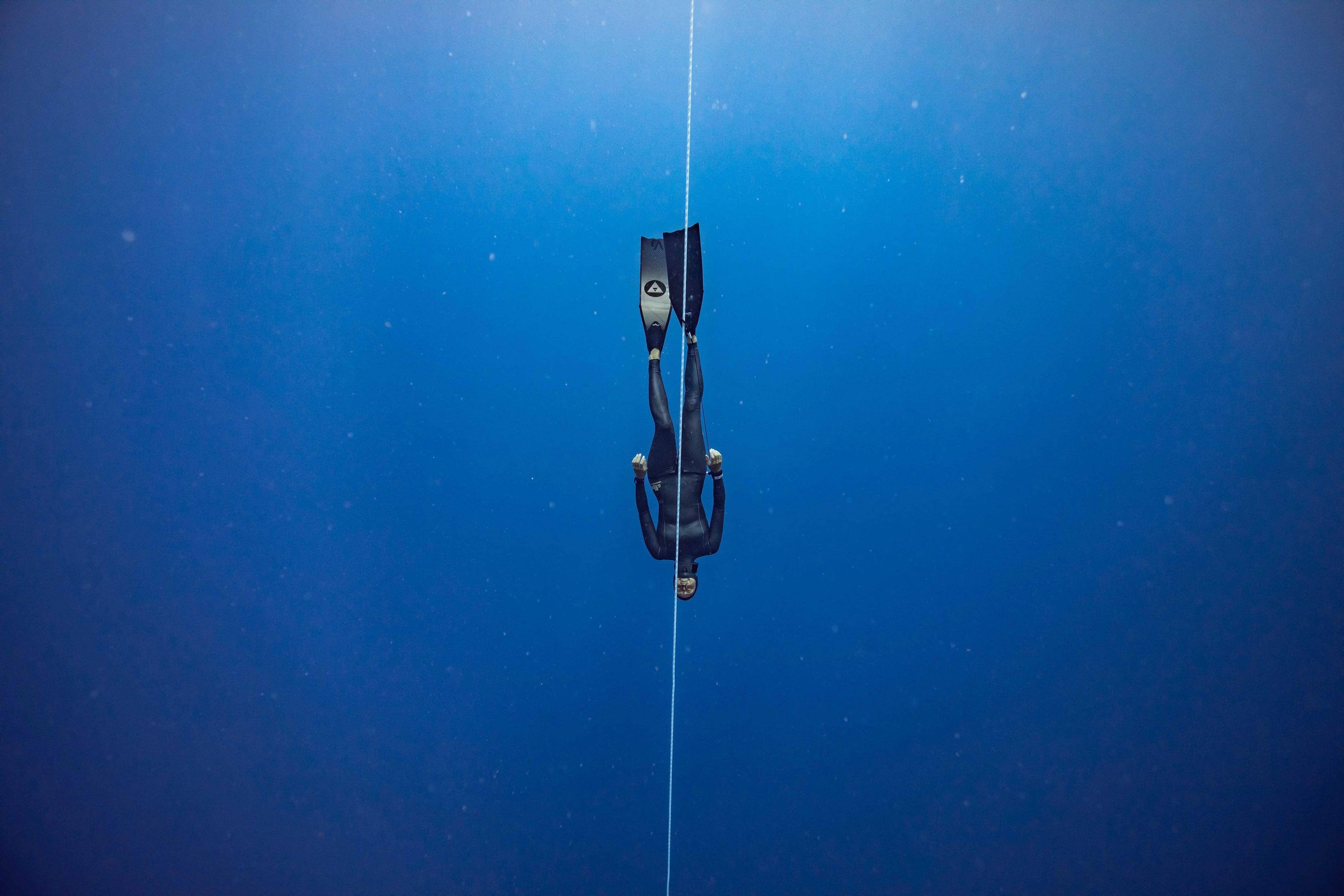 Freediver descending the line, wearing a pair of Alchemy V3-30 in black
