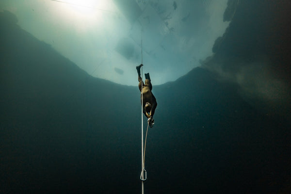 Freediver attached to a Freediving Lanyard descending down the rope.